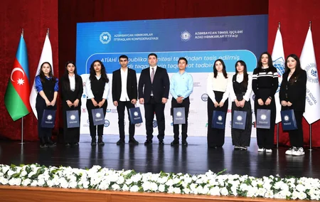 Bir qrup tələbəyə adlı təqaüd verilib