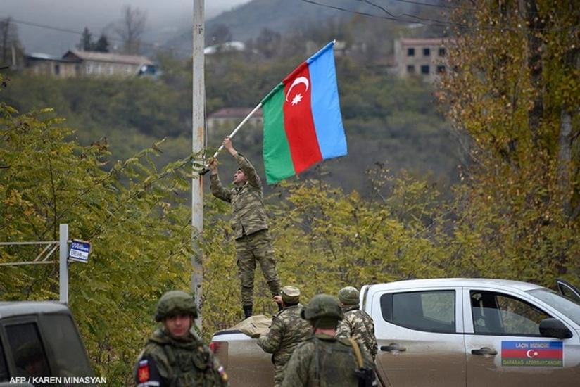 Azərbaycan hərbçiləri Laçın şəhərini bayraqla bəzədi