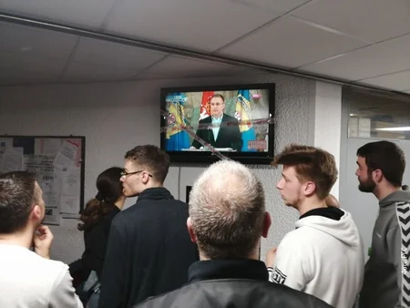 Serbiyada nümayişçilər zorla televiziya binasına girib