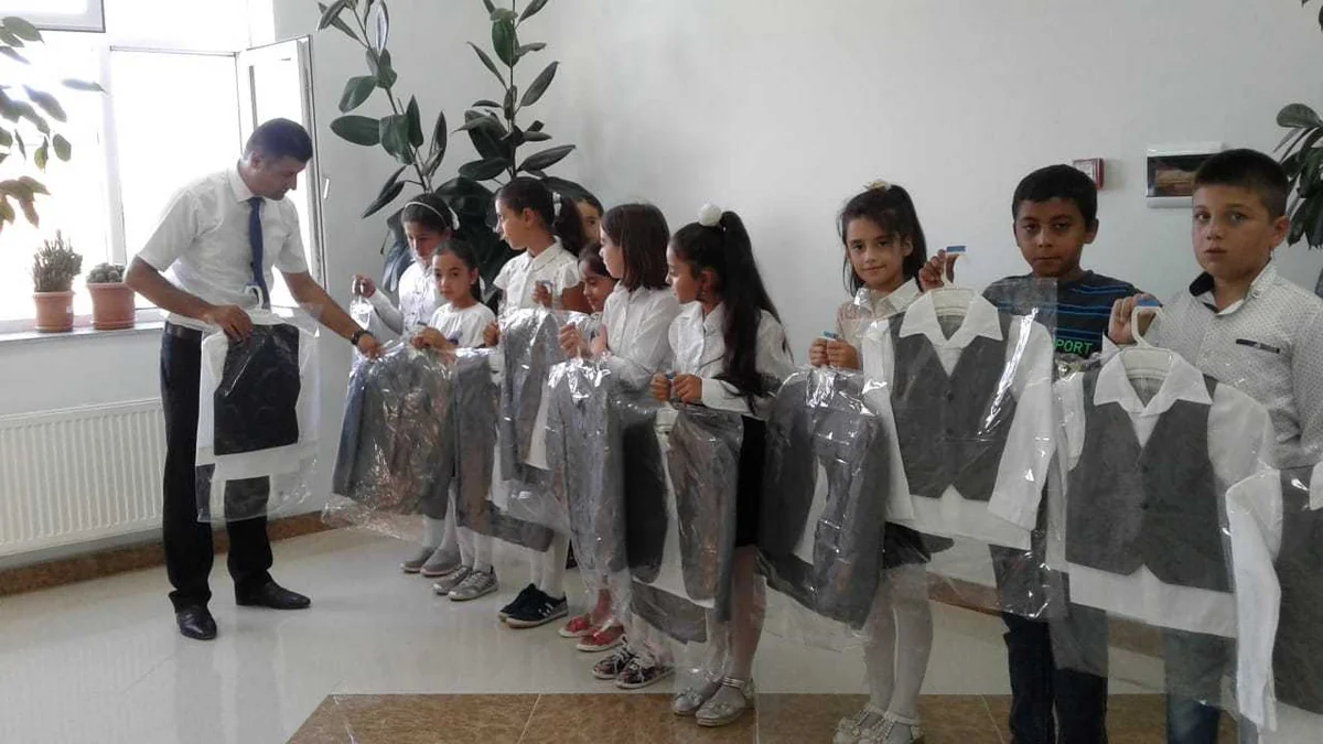 Qaçqınkom Cocuq Mərcanlıda şagirdlərə məktəbli forması paylayıb