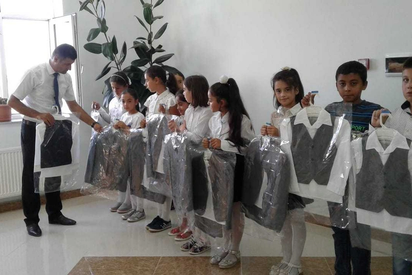 Qaçqınkom Cocuq Mərcanlıda şagirdlərə məktəbli forması paylayıb