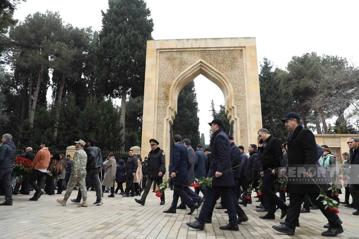 Azərbaycan xalqı Fəxri xiyabanda Ümummilli Liderin məzarını ziyarət edir