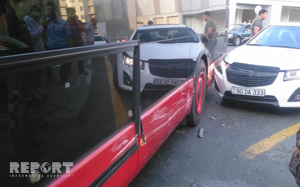 Bakıda marşrut avtobusu qəza törədib - FOTO