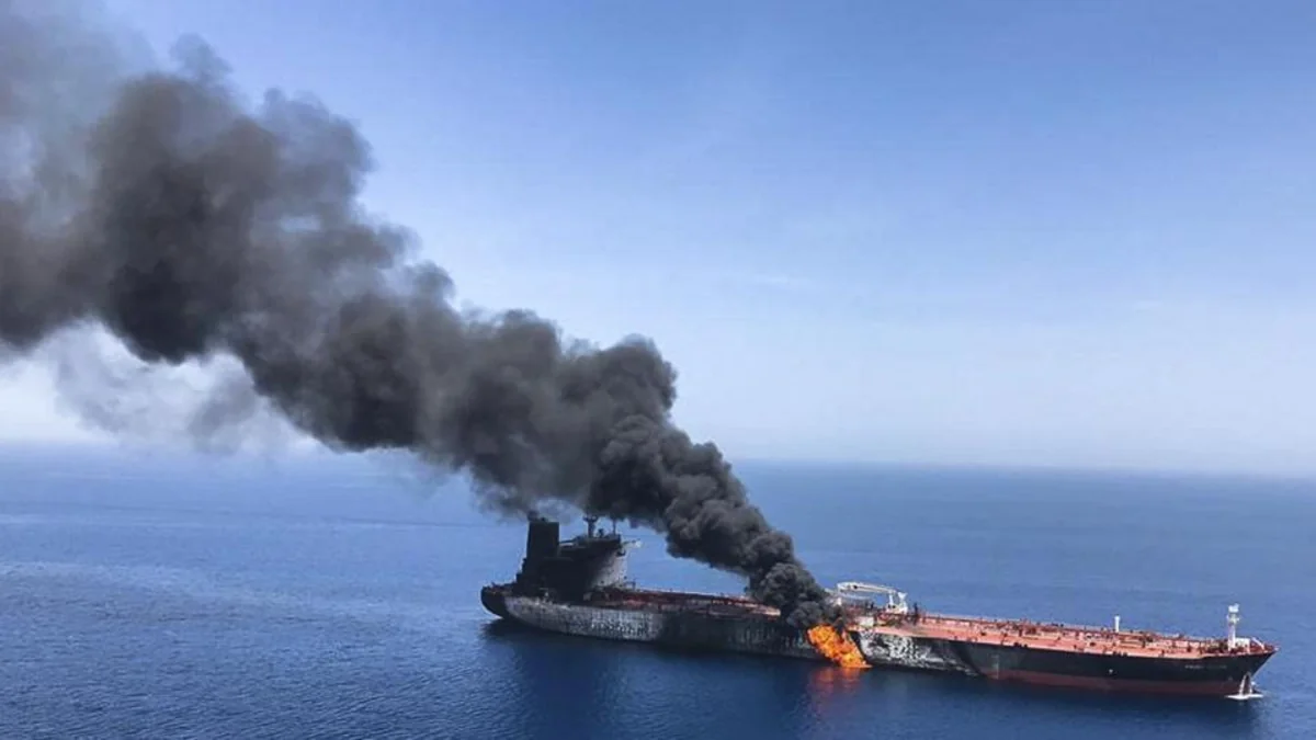 Поврежденный взрывами иранский нефтетанкер изменил маршрут