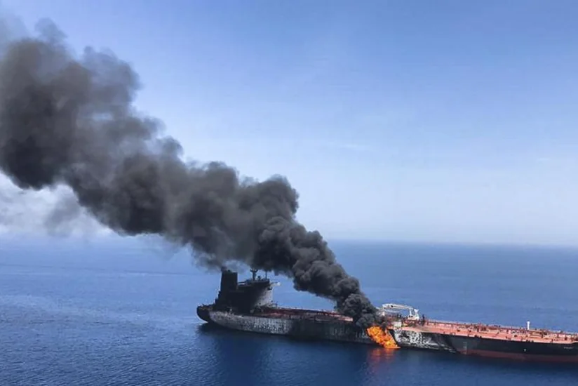 Поврежденный взрывами иранский нефтетанкер изменил маршрут