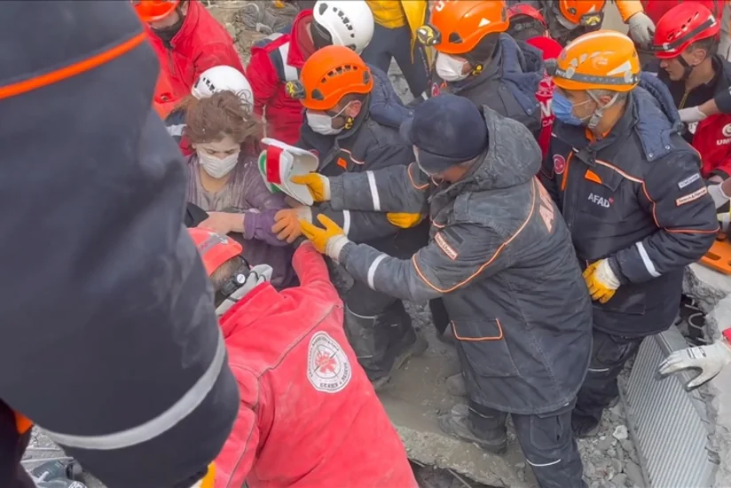 В Адыяман спасли мать и двух дочерей спустя 54 часа после землетрясения