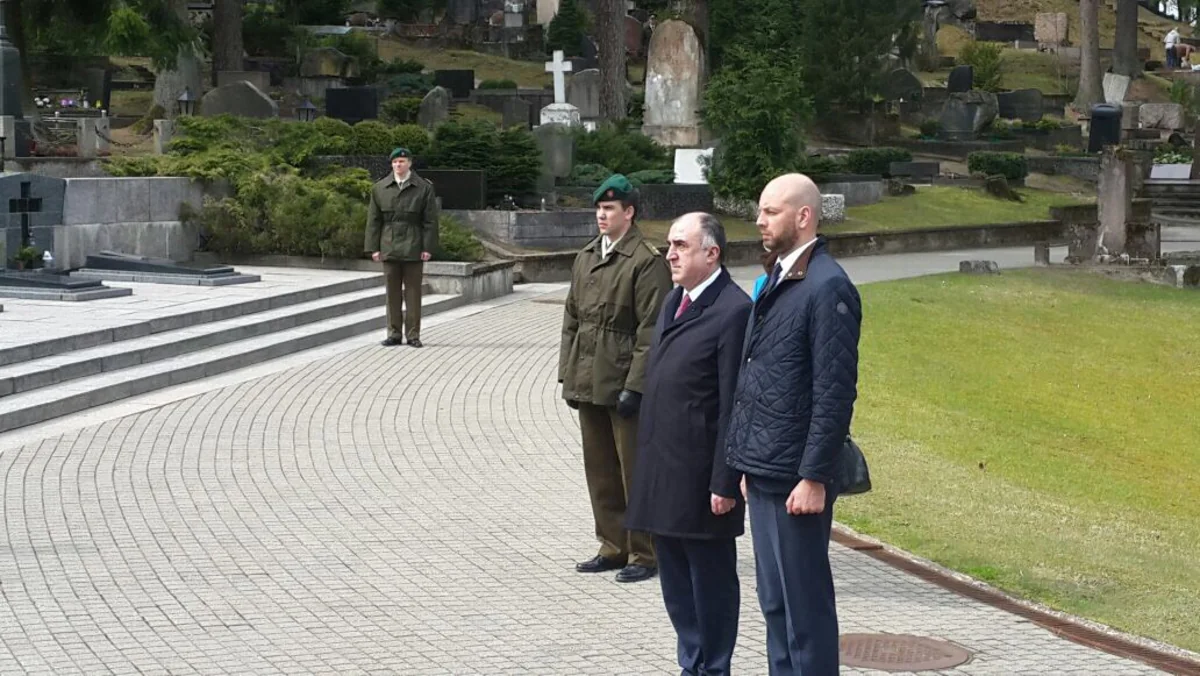Elmar Məmmədyarov Litva müstəqilliyi uğrunda mübarizədə həlak olanların xatirəsini yad edib