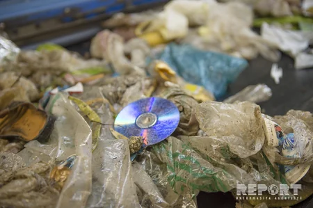 Bakıda 5-10 min manatlıq brend məhsullar niyə yandırılır? - REPORTAJ