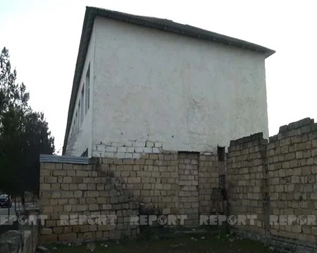 Ucarda məktəbin tavanı dərs zamanı uçub