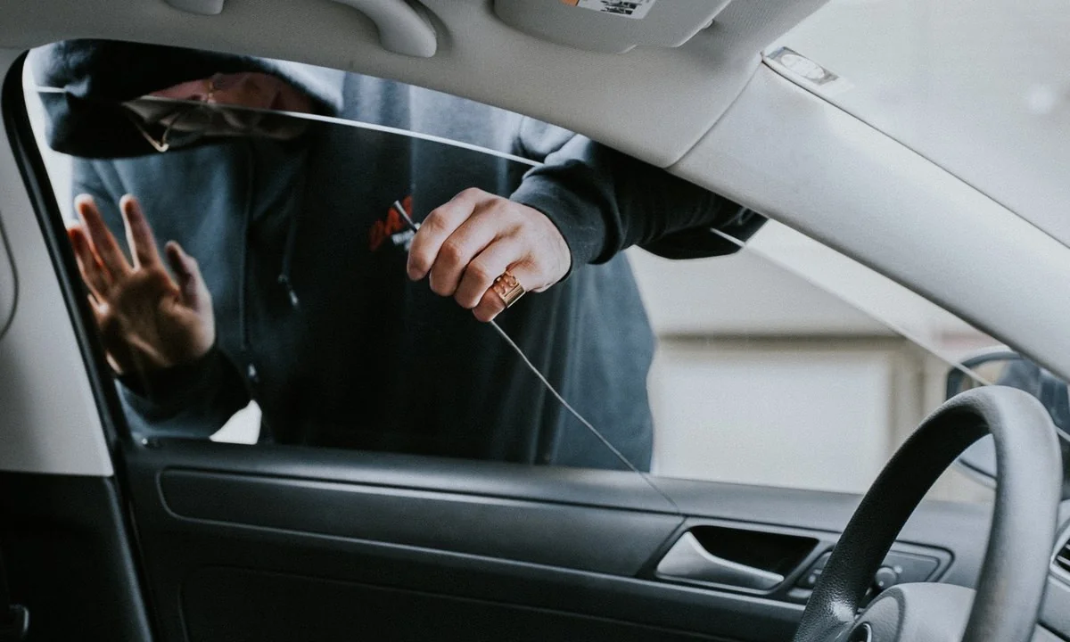 Avtomobildən pul və telefon oğurlayan saxlanıldı