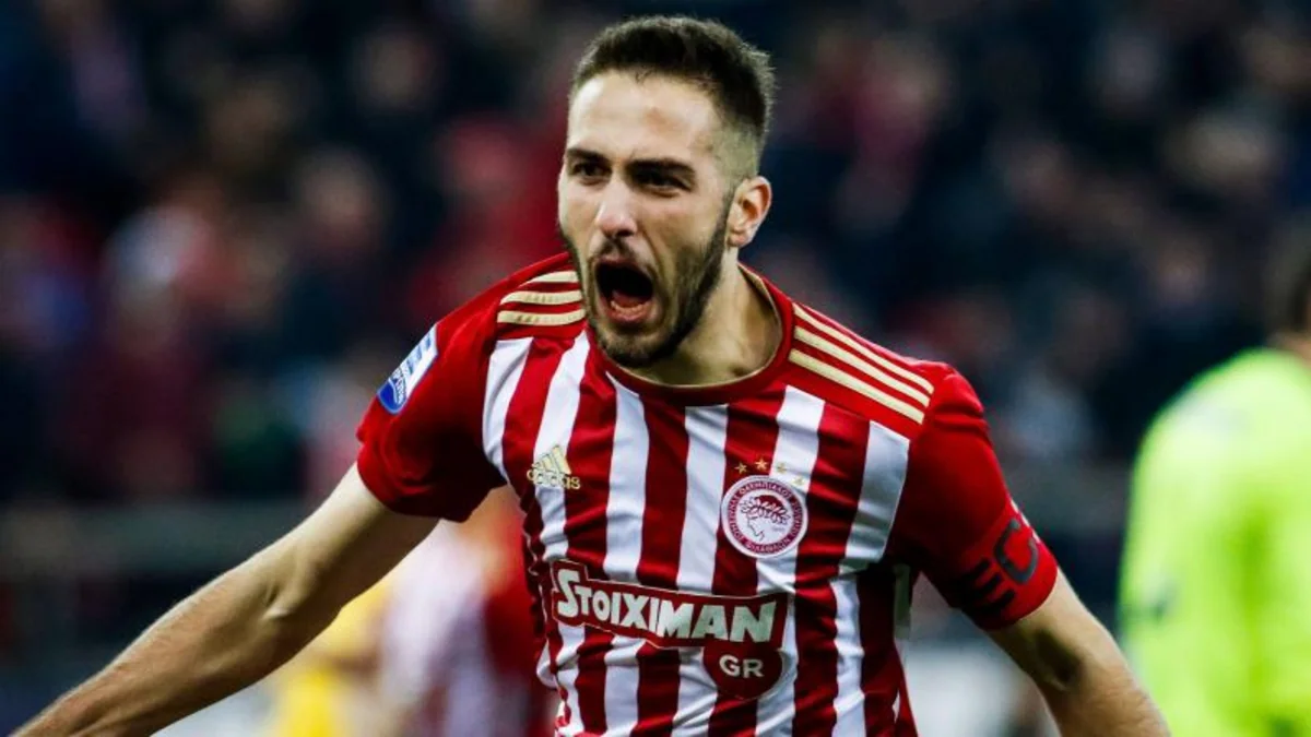 Olimpiakos futbolçusu ilə müqavilənin müddətini uzadıb