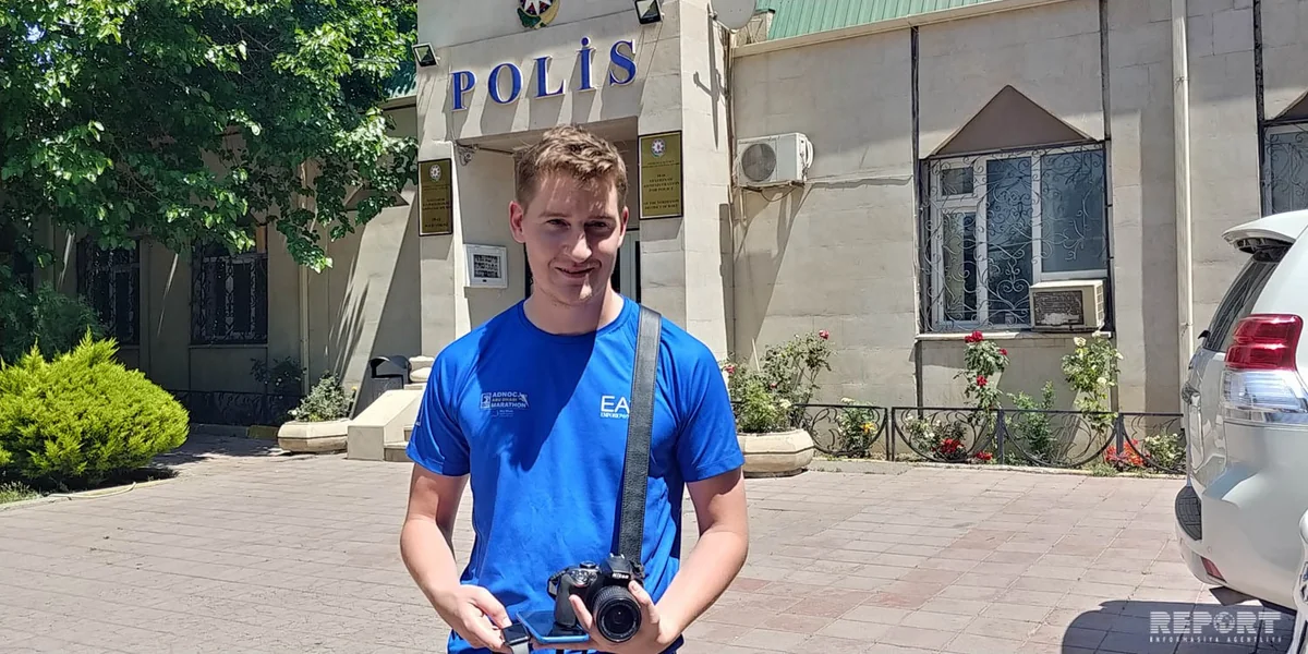 Bakı polisi irlandiyalı turistin itirdiyi şəxsi əşyalarını taparaq ona qaytarıb - VİDEO