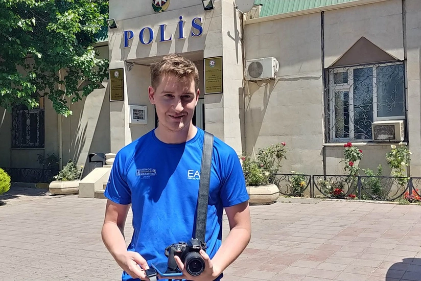 Bakı polisi irlandiyalı turistin itirdiyi şəxsi əşyalarını taparaq ona qaytarıb - VİDEO