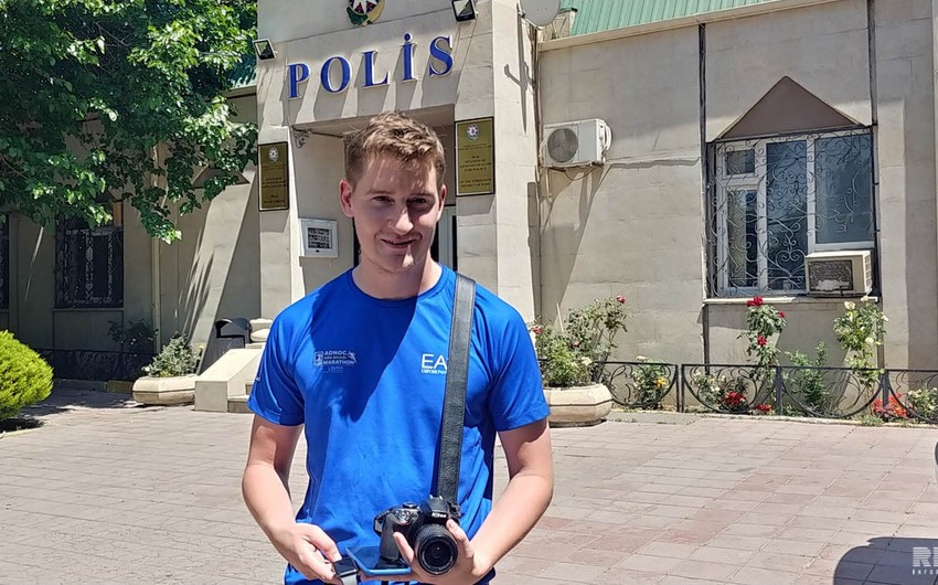 Bakı polisi irlandiyalı turistin itirdiyi şəxsi əşyalarını taparaq ona qaytarıb - VİDEO