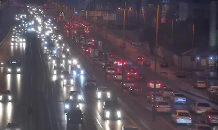 Bakıda nəqliyyat vasitələrinin hərəkətində sıxlıq yaranıb