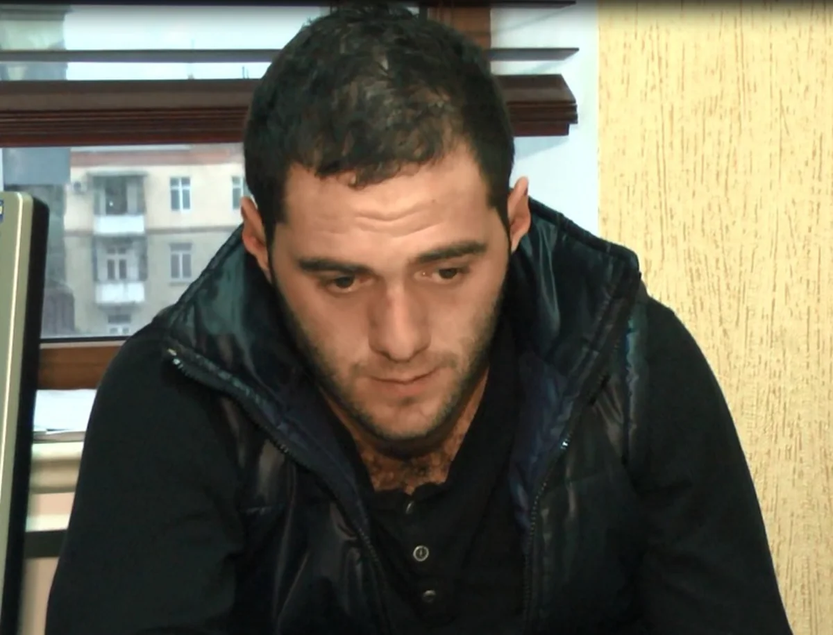 ​Bakıda cinsi azlığı qarət edən şəxs: Elə bildik qızdır - FOTO