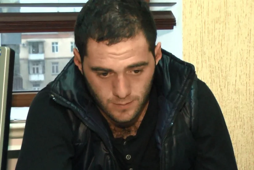 ​Bakıda cinsi azlığı qarət edən şəxs: Elə bildik qızdır - FOTO