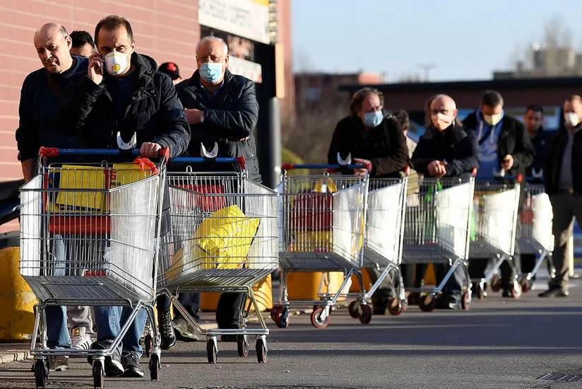 В Бельгии из-за карантина у магазинов выстроились очереди