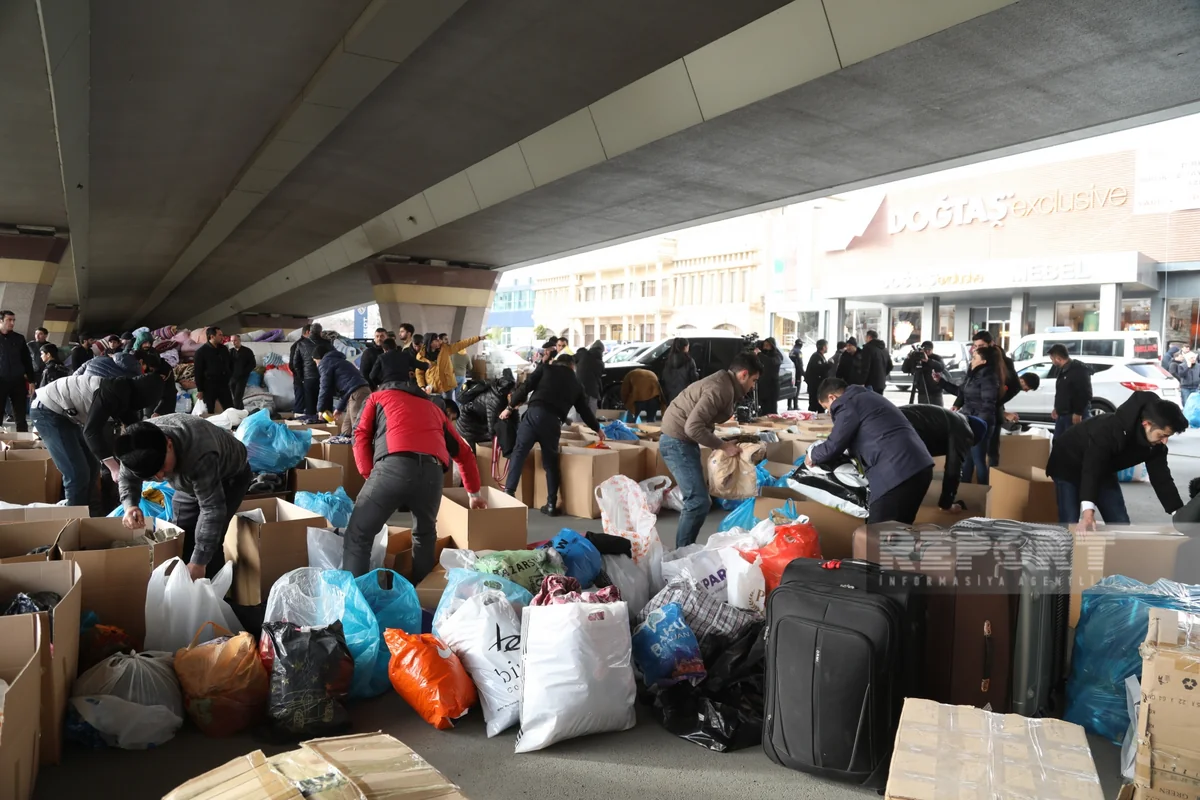Bakıda Türkiyədə zəlzələdən zərərçəkənlərə yardım toplanılır - VİDEO