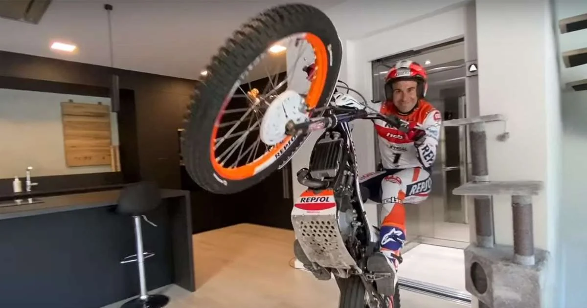 Dünya çempionu evdə də motosiklet sürür - VİDEO