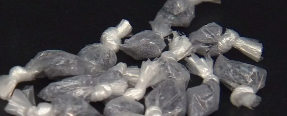 Azərbaycanda siqaret qutularından 6 büküm heroin çıxıb