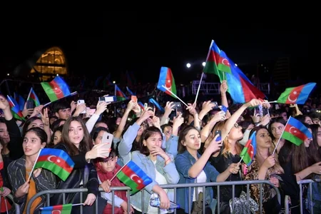 Heydər Əliyev Mərkəzinin parkında Müstəqillik Günü münasibətilə konsert olub