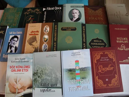 Xocalı məktəblilərinə kitablar hədiyyə olunub