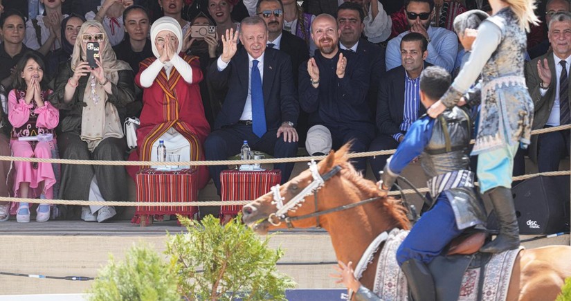 Ərdoğan Qarabağ atları ilə olan çıxışı ayaqüstdə alqışlayıb