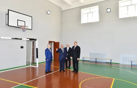 Prezident İlham Əliyev Bakıdakı 261 nömrəli məktəb-liseydə əsaslı təmirdən sonra görülən işlərlə tanış olub - YENİLƏNİB