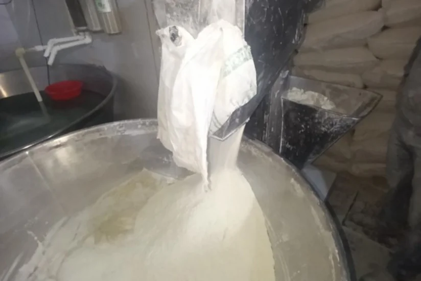 İçərisindən siqaret kötüyü çıxdığı iddia edilən çörəyin istehsal olunduğu sexdə yoxlama aparılıb