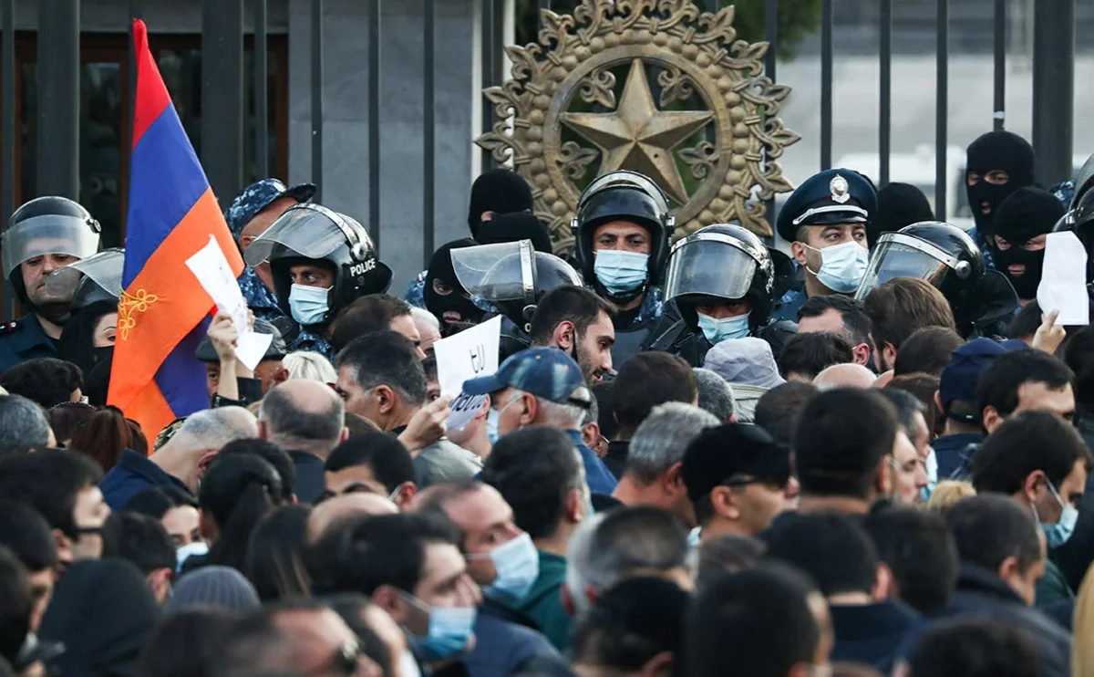 Протестующие в Ереване требуют отставки Пашиняна у здания генпрокуратуры