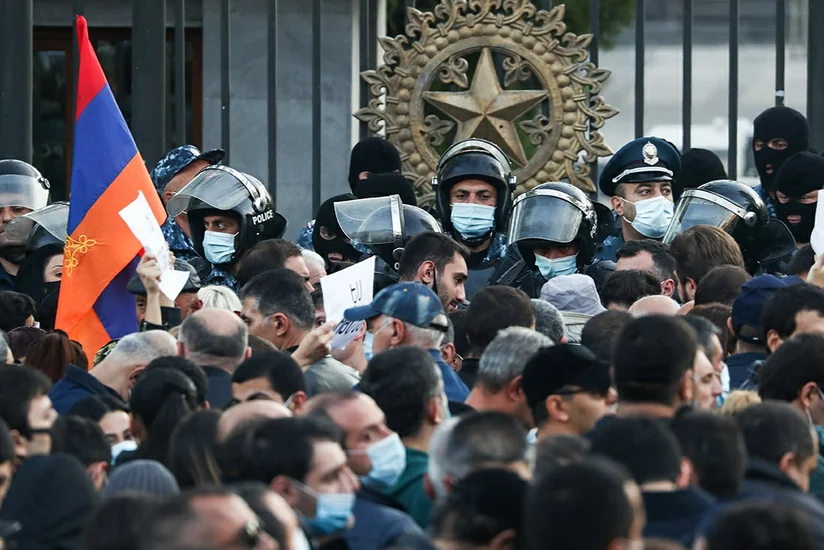 Протестующие в Ереване требуют отставки Пашиняна у здания генпрокуратуры