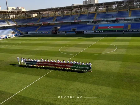 Нефтчи и Сабах вышли на поле со специальными панкартами