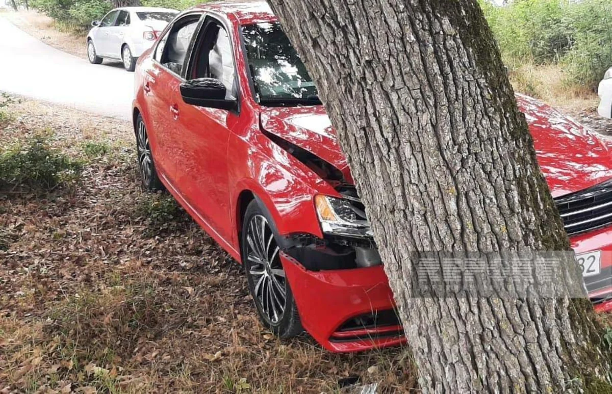 Nabranda avtomobil ağaca çırpılıb, xəsarət alanlar var