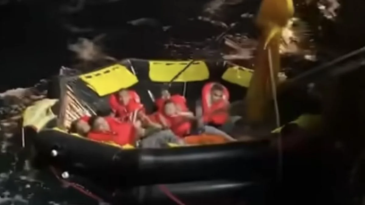 Thailand navy ship sinks, 28 sailors missing