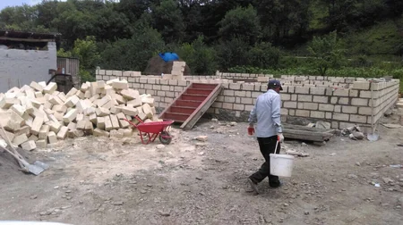 Polis rəisi sakinin evini təmir etdirib