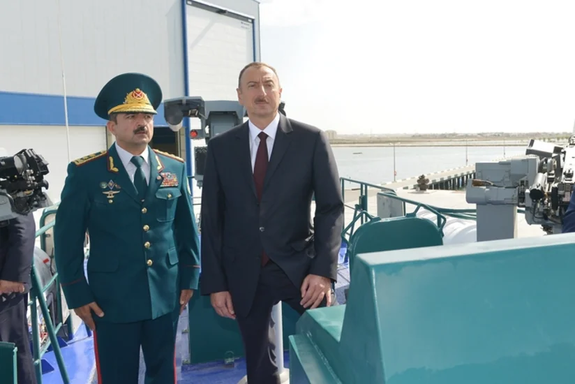 ​Prezident İlham Əliyev DSX-nın Sahil Mühafizəsinin yeni sərhəd gözətçi gəmisi ilə tanış olub