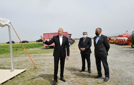 Президент посмотрел процесс начала посева на хлопковом поле фермера - ОБНОВЛЕНО