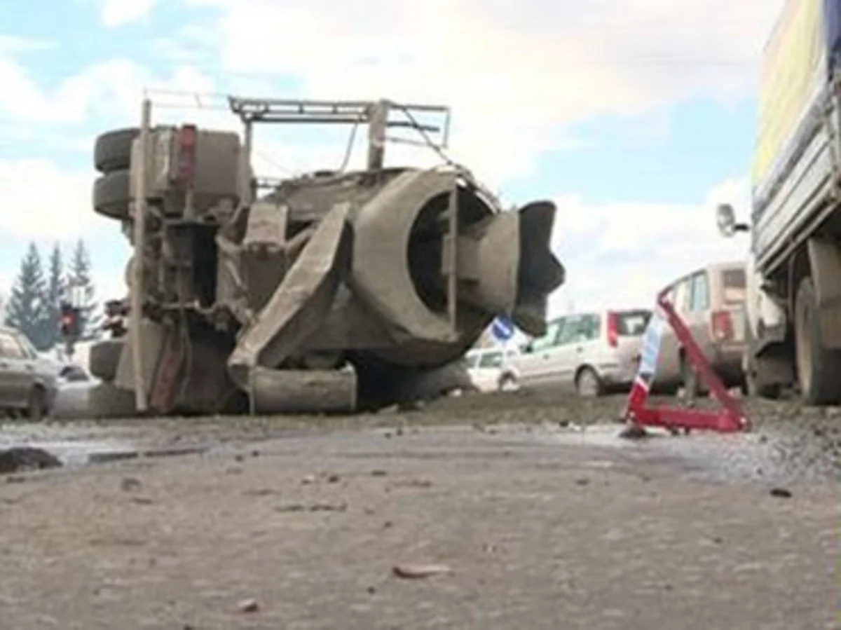 Bakıda betonqarışdıran yük maşını aşıb