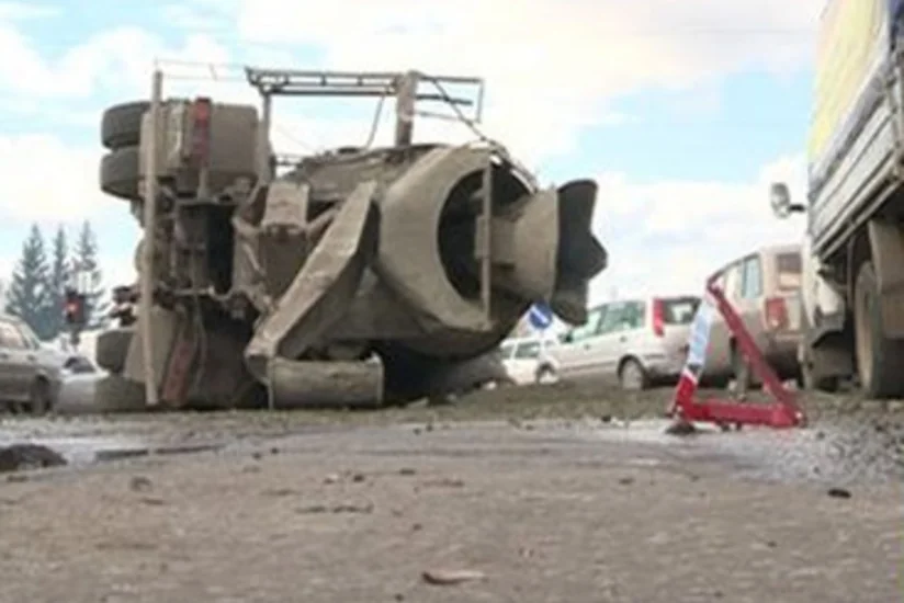 Bakıda betonqarışdıran yük maşını aşıb