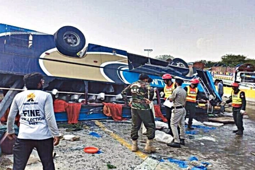 В Пакистане в ДТП с автобусом погибли 28 человек