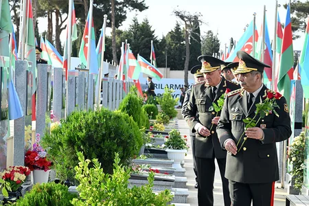 По случаю Дня Вооруженных сил руководство МО посетило могилы общенационального лидера и шехидов