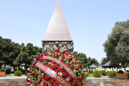 Rusiya Baş prokuroru Fəxri xiyabanı ziyarət edib