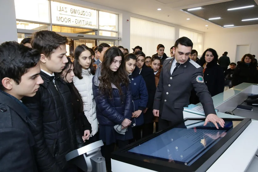 Binəqədi rayon məktəblilərinin Dövlət Miqrasiya Xidmətinə ekskursiyası təşkil edilib
