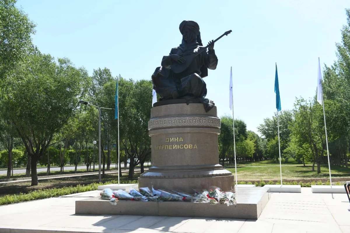 Памятник Дине Нурпеисовой торжественно открыли в Нур-Султане