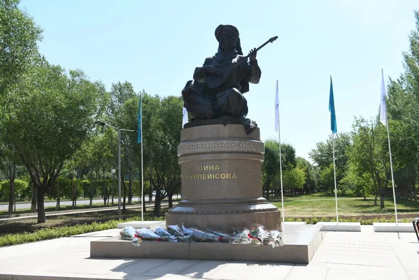 Памятник Дине Нурпеисовой торжественно открыли в Нур-Султане