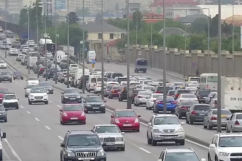 Bakının bir sıra yollarında tıxac yaranıb