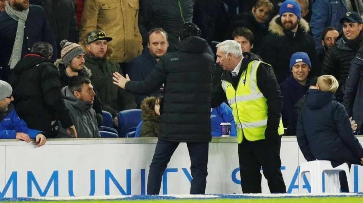 Unai Emery issues apology after kicking bottle at Brighton fan after Arsenal draw