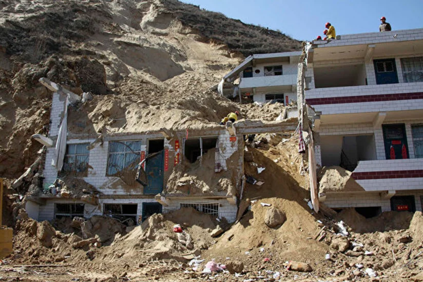 В Китае при сходе оползня пропали без вести более десяти человек