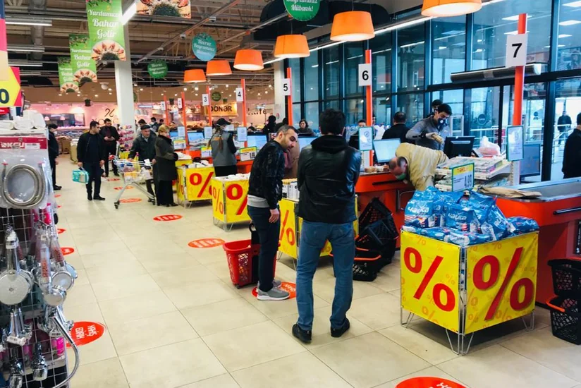 Koronavirusa görə marketlərin döşəmələrində məsafənin saxlanılması ilə bağlı işarələr qoyulub